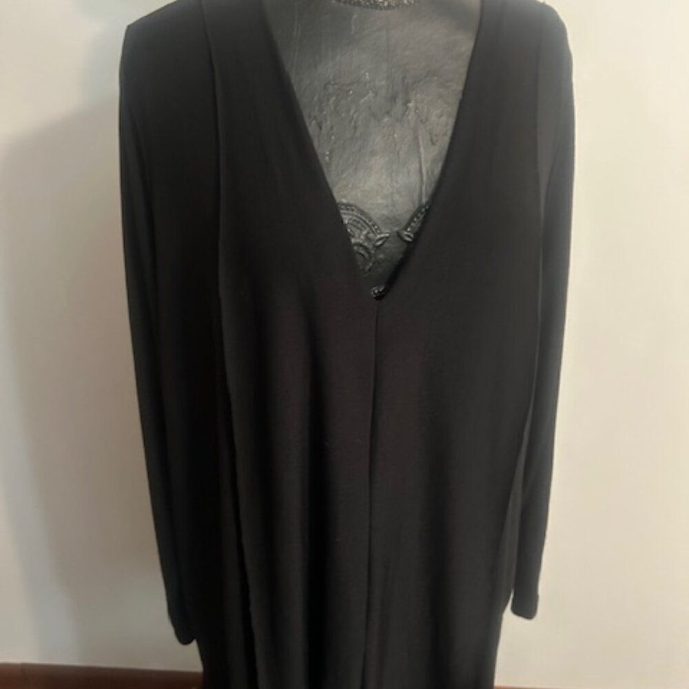 A Beautiful Soul Black pleated flowy V-neck tunic, size 22/24